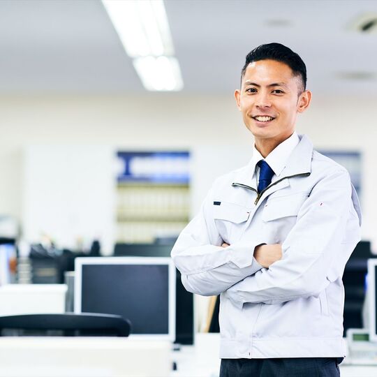 腕を組む男性スタッフ