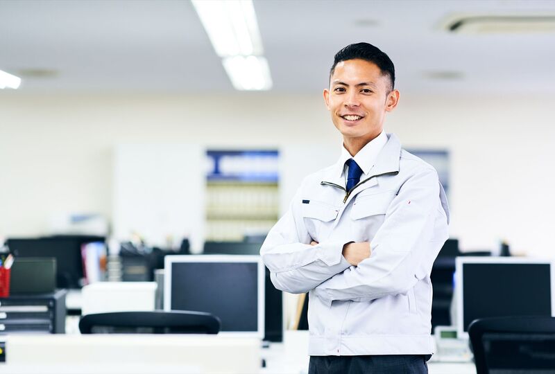 腕を組む男性スタッフ