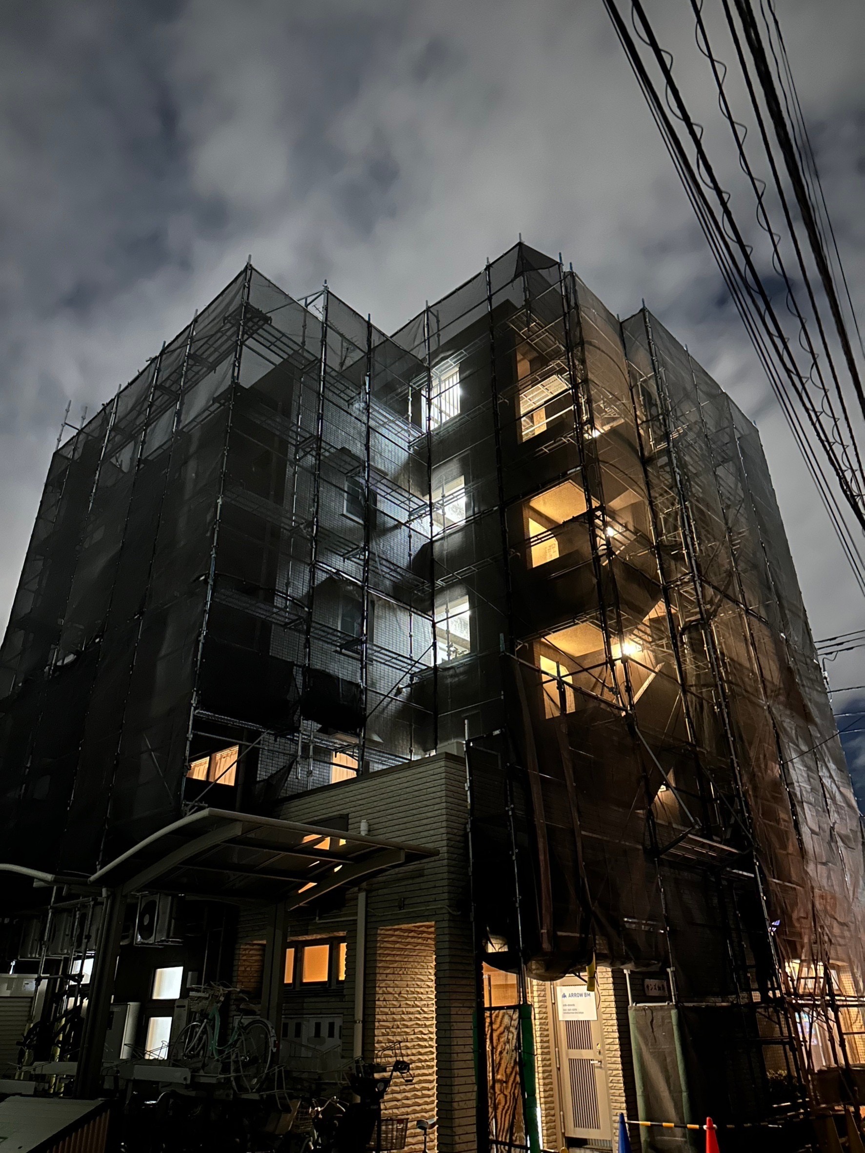 連携して足場を組むスタッフ