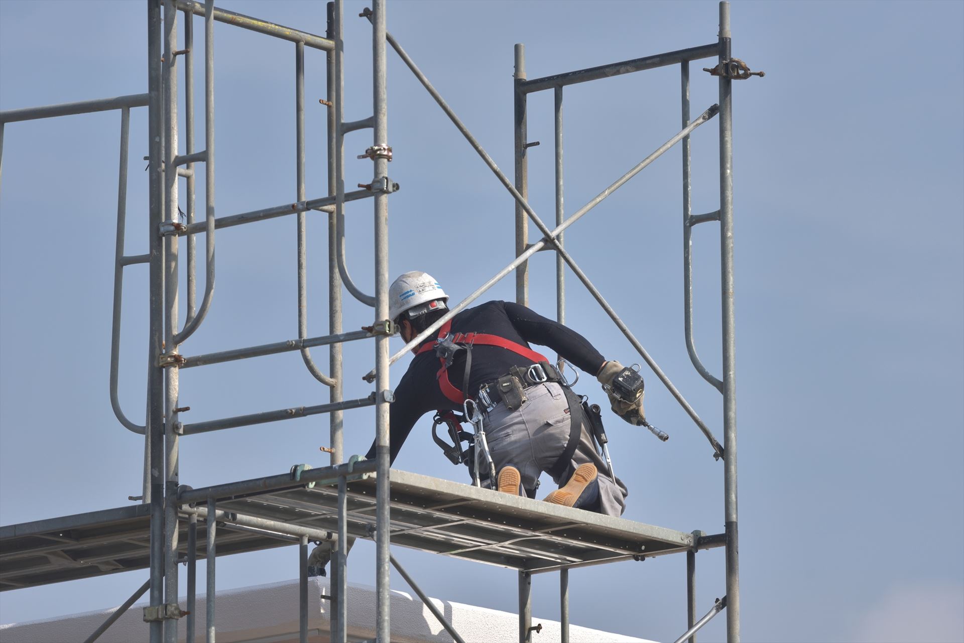 高所で足場を組む職人