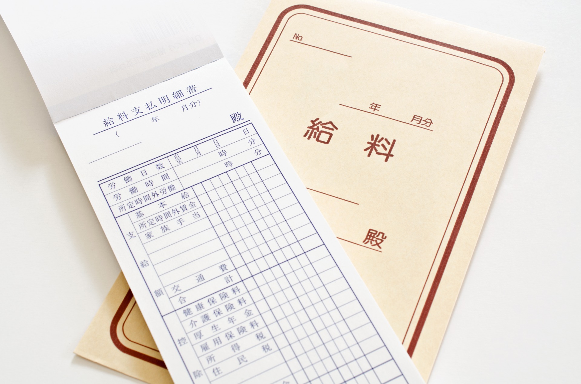 夕暮れに足場を組む職人たち